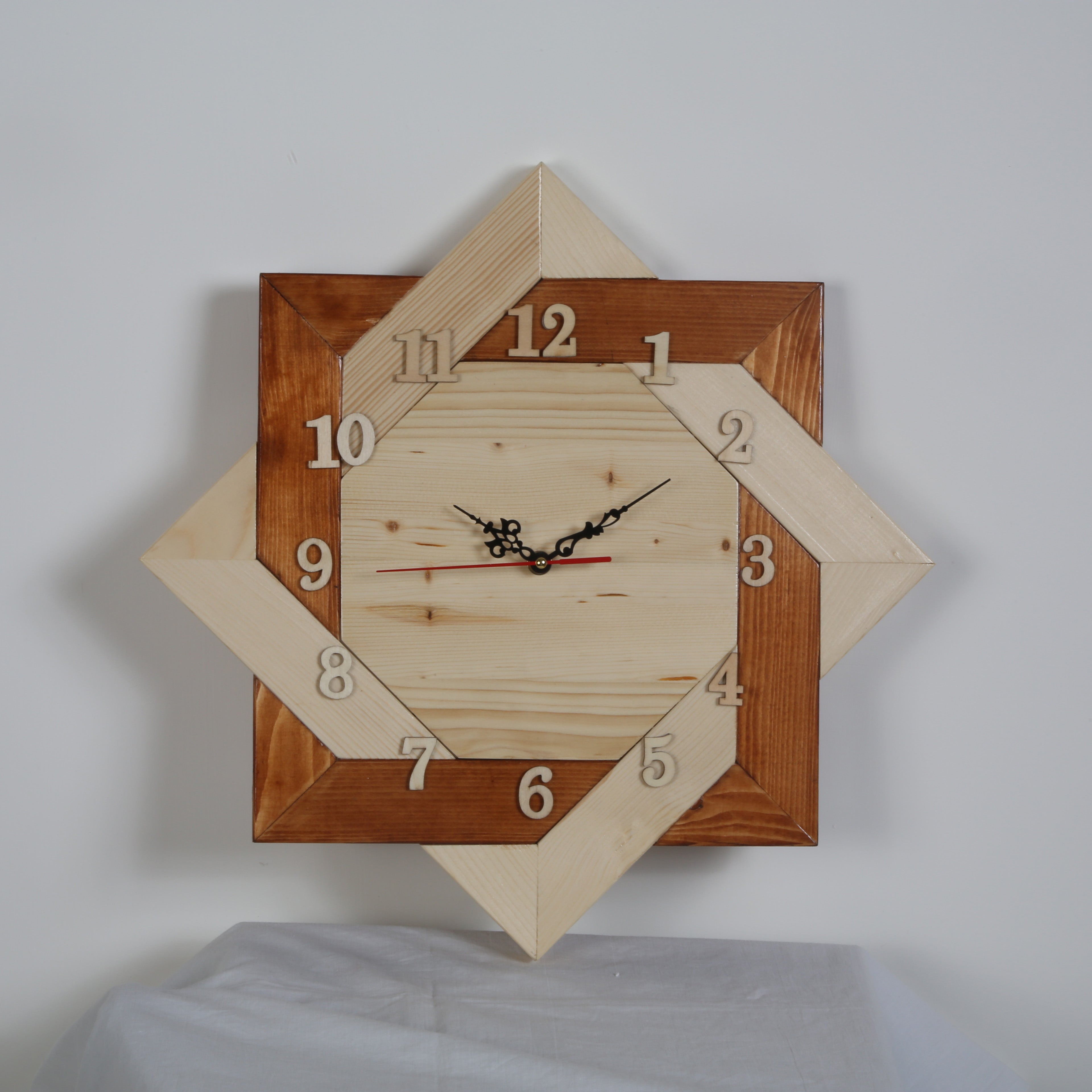 Orologio in legno massello con quadrante personalizzabile